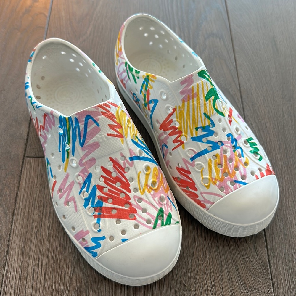 Like New! Native Jefferson Crayola collaboration white and multicolor shoes